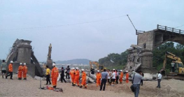 江西廣昌縣河東橋<em>坍塌</em>，推測深槽橋墩沖刷深度超過容許值，導致橋墩埋置深度不足而傾覆
