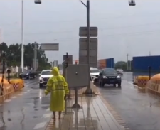 高速收費站路姐赤腳上陣	，冒雨疏散交通