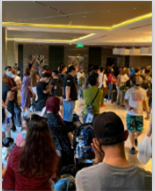 大批有預(yù)定的游客在新加坡五星級(jí)酒店<em>排隊(duì)</em>七個(gè)小時(shí)，<em>卻</em>仍沒空房可入住