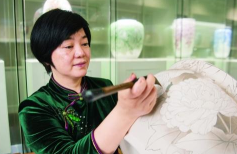 醴陵釉下五彩瓷燒制<em>技藝</em><em>的</em>代表<em>傳承</em><em>人</em>黃小玲，<em>中國</em>陶瓷界<em>的</em>“花鳥皇后”