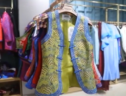 民族<em>的</em>就是世界<em>的</em>，阿泯娜民族<em>服飾</em>把中國傳統<em>服飾</em><em>與</em><em>現代</em><em>服飾</em>結合