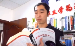 貴港市公安局民警何柱，計算機前的抗疫英雄