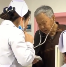 護(hù)士反用聽(tīng)診器，教耳背大爺按時(shí)吃藥