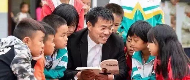<em>鄉(xiāng)村</em><em>教師</em><em>張</em><em>玉</em><em>滾</em>，一條窄窄的扁擔挑起山里娃走出大山的希望