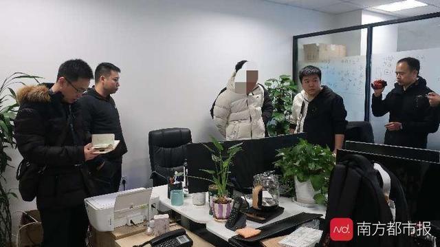 佛山三水<em>警方</em>破獲一特大<em>非法</em>制售手機監控軟件<em>團伙</em>案