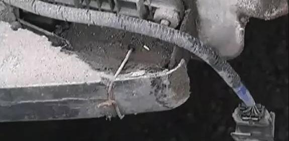 去汽修廠修事故車，卻發現鐵絲綁保險杠