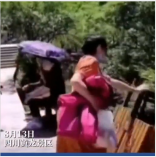 “手欠”推倒景區(qū)設(shè)施，已被警察帶走調(diào)查