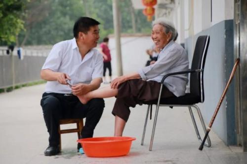 李銀江：<em>老人</em><em>的</em>關切就是我<em>的</em>行動