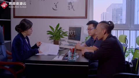 拙劣的表演：兩個騙子簽合同