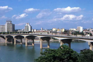 <em>懸臂梁</em><em>橋</em>—是以一端或兩端向外自由懸出的簡支梁作為上部結構主要承重構件的梁<em>橋</em>