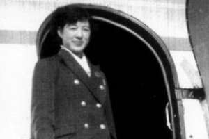 <em>女</em><em>空</em><em>乘</em><em>人員</em>為乘客提供服務