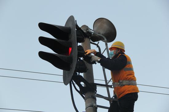 信號工維修信號機2