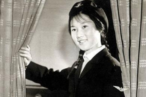 <em>第一批</em><em>女</em><em>空</em><em>乘</em><em>人員</em>在為乘客送茶