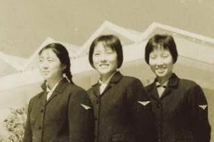 <em>第一批</em><em>女</em><em>空</em><em>乘</em><em>人員</em><em>中</em><em>的</em>三姐妹在一起合影