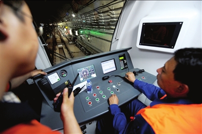 <em>列車</em>內<em>控制臺</em>按鈕