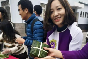 <em>越南</em><em>風土人情</em>——粽子做成四方塊