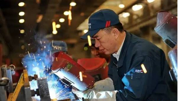 大國工匠李萬君喜獲“感動<em>中國</em>”2016年度人物