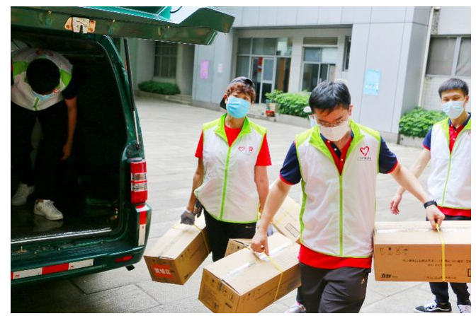 熱心人士<em>捐贈</em>的<em>物資</em>及時運送到各區防疫點