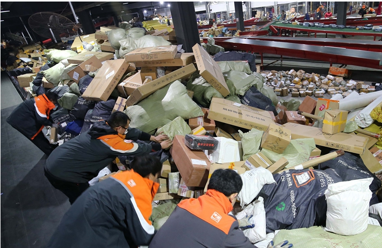 山東濰坊：<em>雙十</em>一物流爆倉快遞小哥分揀忙