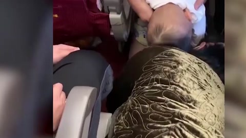 高空急救！嬰兒<em>異物</em>堵塞呼吸困難 空姐跪地施救轉危為安
