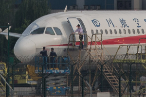 帶你了解5·14川航航班備降成都事件——機務人員對客機進行<em>檢查</em>