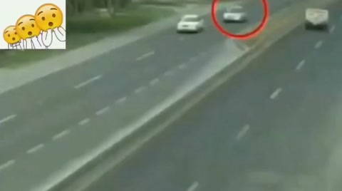 汽車超速發(fā)生事故視頻