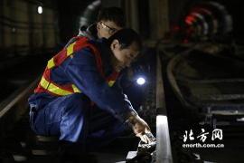 扎根軌道一線30載 <em>用</em>“工匠精神”<em>托起</em>“<em>中國</em>夢”