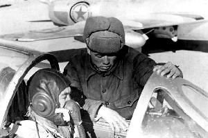 “<em>空中</em>拼<em>刺刀</em>”，拼出如今鋼多氣盈骨更硬——飛行員待命升空作戰