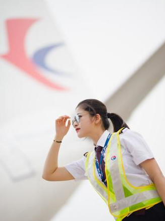 曲<em>鑫</em>：藍天上<em>的</em>“鏗鏘玫瑰”