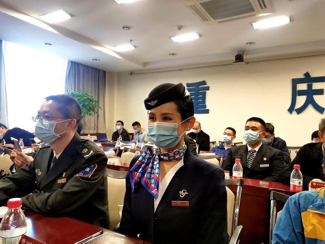 華夏航空乘務(wù)長楊璐遙獲授全國交通運(yùn)輸系統(tǒng)抗疫先進(jìn)個(gè)人