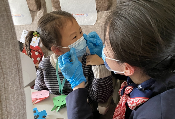 春運首日東航無陪兒童：“謝謝姐姐，<em>我們</em>還會再見”