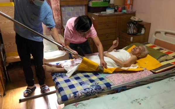 老年人對長征鎮免費助浴服務贊不絕口