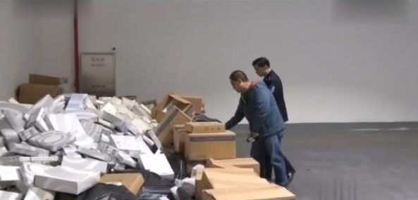 這都敢造假 汽車充氣氣囊無故彈出 警方搗毀多個<em>假冒</em><em>汽車配件</em>窩點