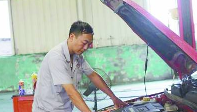 堅守崗位<em>的</em><em>汽車</em><em>維修</em>工人-張開吉