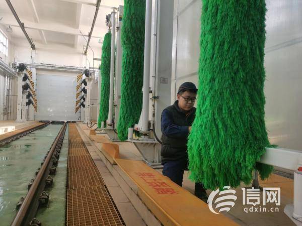 青島地鐵又一位烈火英雄 這名檢修工讓一大片農(nóng)田免遭殃