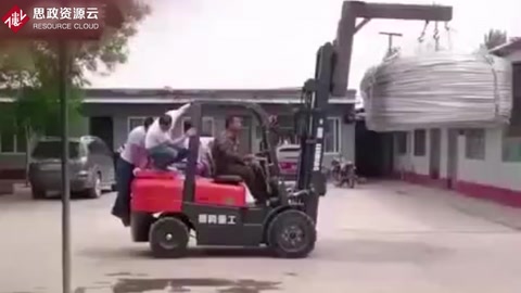 <em>叉車</em>事故、倉(cāng)儲(chǔ)實(shí)訓(xùn)室設(shè)備<em>使用</em><em>安全</em>守則