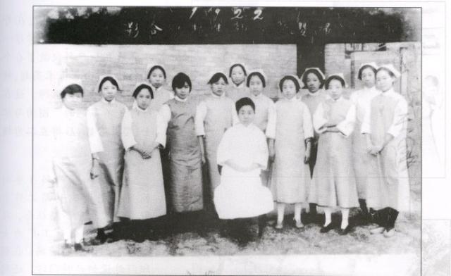 楊崇瑞博士與婦嬰學(xué)院學(xué)生合影