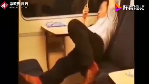 在火車上一男子一人占三座，不文明行為擾亂秩序