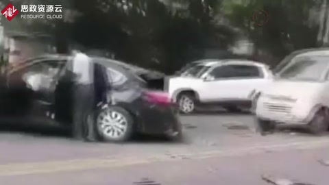 <em>貨車</em><em>鬧市</em>區制動失效撞車 目擊者拍下車禍現場：看看這慘烈<em>的</em>車禍