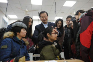 “最美拇指”推起“中醫外交” 推拿教授“桃李”“粉絲”遍天下