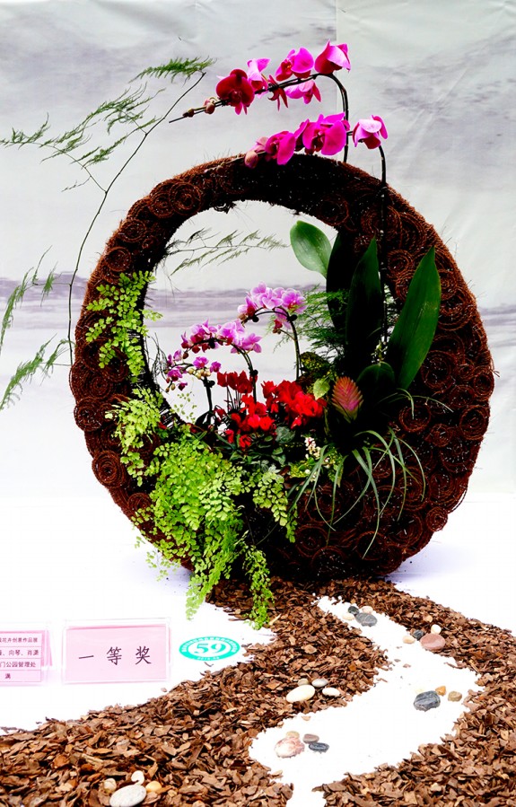 2016年重慶市主城區(qū)組合盆栽花卉<em>創(chuàng)意</em><em>作品展</em>一等獎(jiǎng)“圓滿”