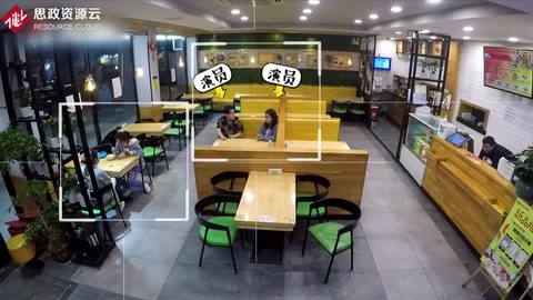 目睹女孩被陌生男性騷擾，女生們勇敢站起來反抗