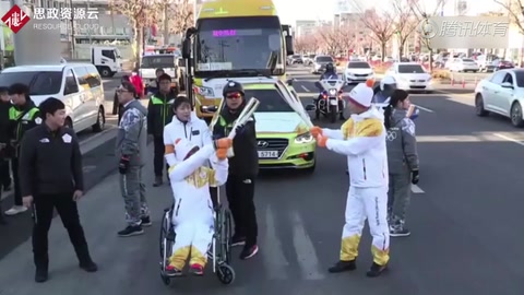 <em>中國</em>“倒立男孩” 為平昌冬奧會傳遞圣火
