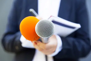 <em>新聞學(xué)</em><em>專業(yè)</em>、<em>廣告學(xué)</em><em>專業(yè)</em>、<em>網(wǎng)絡(luò)</em><em>與</em><em>新</em><em>媒體</em><em>專業(yè)</em>、<em>漢語言</em><em>文學(xué)</em><em>專業(yè)</em>：淺談<em>新</em><em>媒體</em><em>專業(yè)</em>的人才培養(yǎng)和<em>課程</em><em>建設(shè)</em><em>課程</em>中的應(yīng)用場景