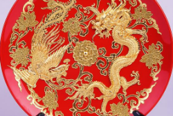 閩南非物質文化遺產展亮相廈門金磚會晤——廈門漆線雕作品《彩金龍鳳盤》
