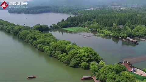蘇堤是蘇東坡任杭州知州時，疏浚<em>西湖</em>，利用浚挖<em>的</em>淤泥構筑而成