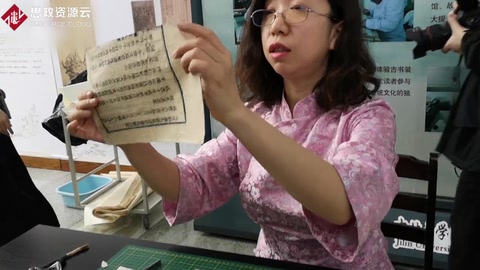 古籍修復師演示修古籍：修復師稀缺 修復全國現有古籍可能要800年