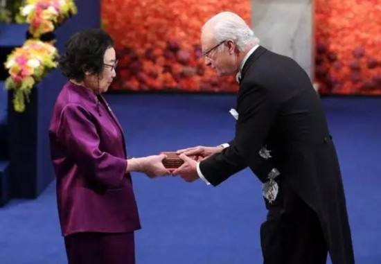 <em>屠</em><em>呦呦</em>獲頒<em>諾貝爾獎</em>