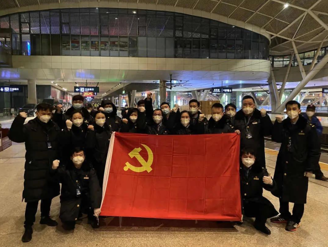 挺起鋼鐵脊梁 情注英雄城市—武漢<em>站</em>“頭雁”黨團員突擊隊
