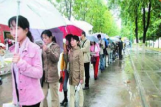 授課圖片—<em>風(fēng)雨</em>中的學(xué)生